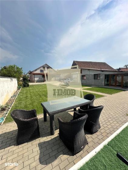 Casă cu 10 camere cu Teren 1195 Mp în Roșia