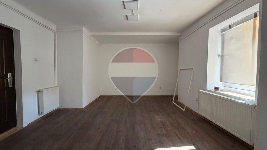 Spațiu pentru birouri în Piața Sfatului | 65 mp | Etaj 1 - 6