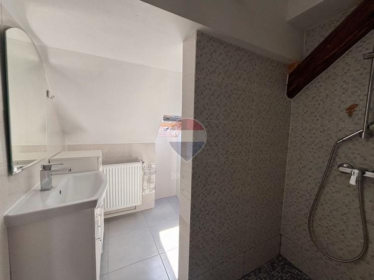 Casă individuală cu 9 camere cu Teren 373 Mp în Lazaret