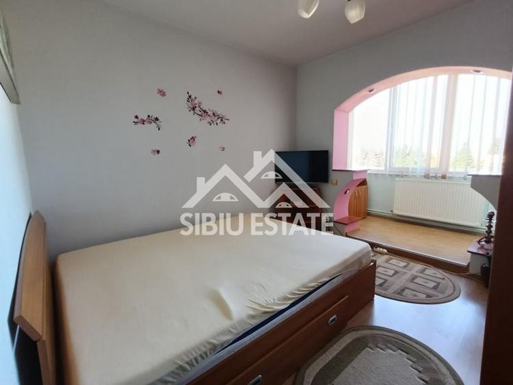 Apartament cu 3 camere decomandat, mobilat în Valea Aurie