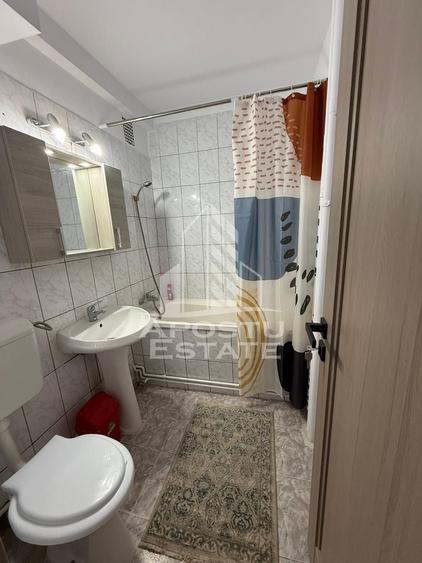 Apartament cu 3 camere semidecomandat, mobilat în Ultracentral