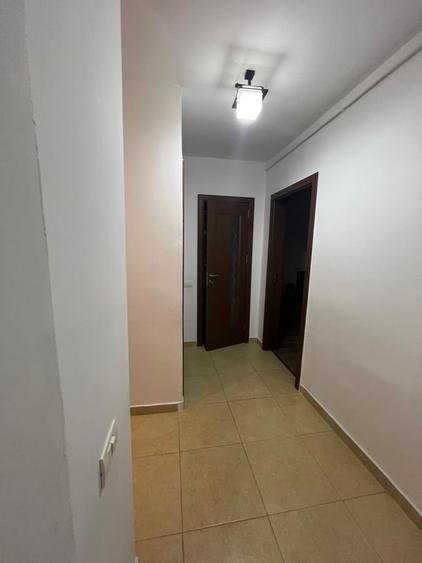 Apartament cu 3 camere semidecomandat în Colentina