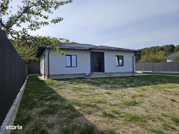 Casă cu 4 camere decomandat în Smeura