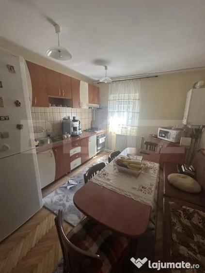 Apartament cu 3 camere decomandat, mobilat în Micro 16