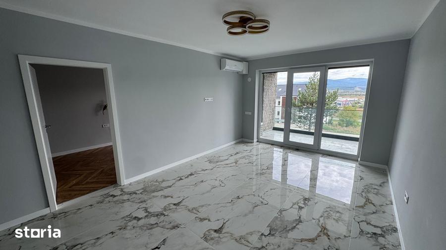 Apartament cu 3 camere decomandat în Cristian