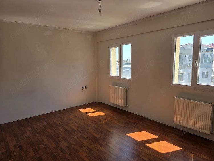 Apartament cu 3 camere semidecomandat în Micro 17