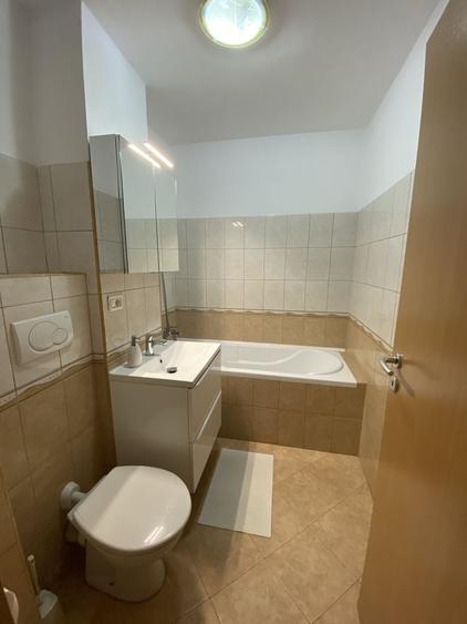 Inchiriez apartament 4 camere zona Uta - 1