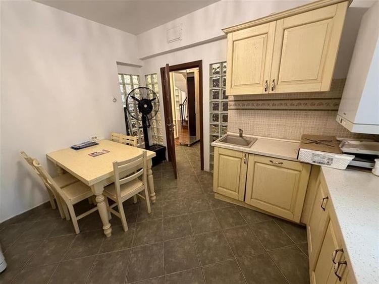 Casă cu 5 camere cu Canalizare în Herăstrău