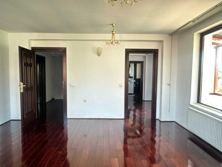 Casă cu 4 camere cu Teren 100 Mp în Central