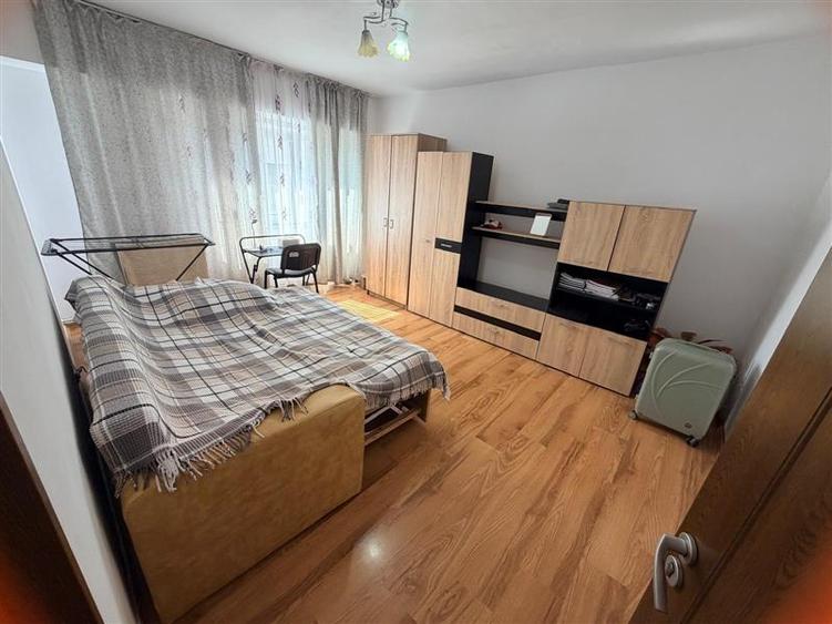 Apartament cu 3 camere decomandat, mobilat în Dacia