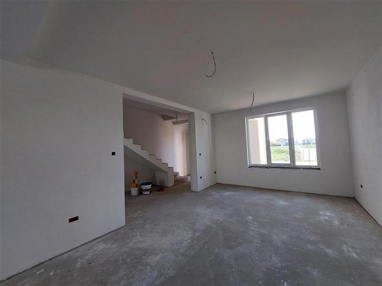 Duplex cu 4 camere cu Canalizare în Vladimirescu