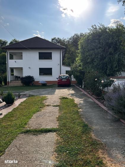 Casă cu 5 camere cu Teren 3800 Mp în Plopu
