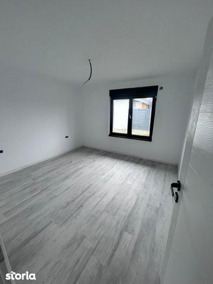 Casă cu Teren 5.5 Mp în Groși