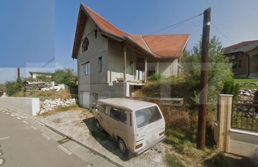 Casă individuală cu 6 camere cu Canalizare în Baciu