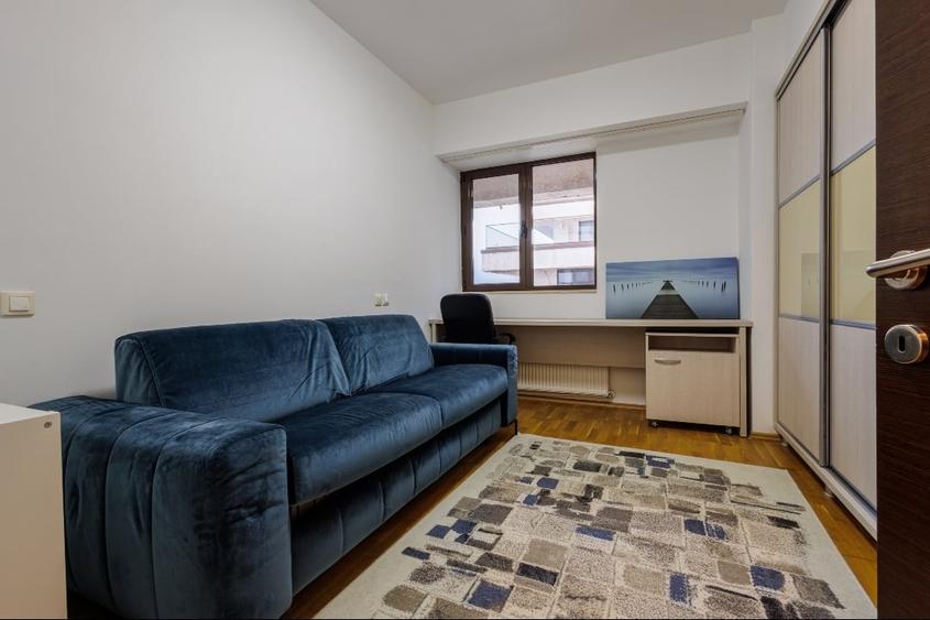 Apartament cu 3 camere, mobilat în Central