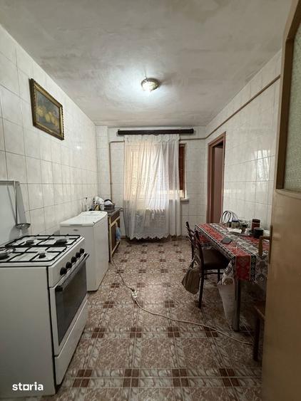 Apartament cu 3 camere decomandat în Calea București