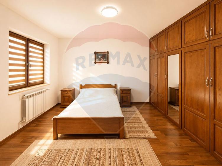 Casă individuală cu 7 camere cu Teren 429 Mp în Central