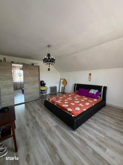 Casă cu 5 camere cu Teren 300 Mp în Bariera Vâlcii