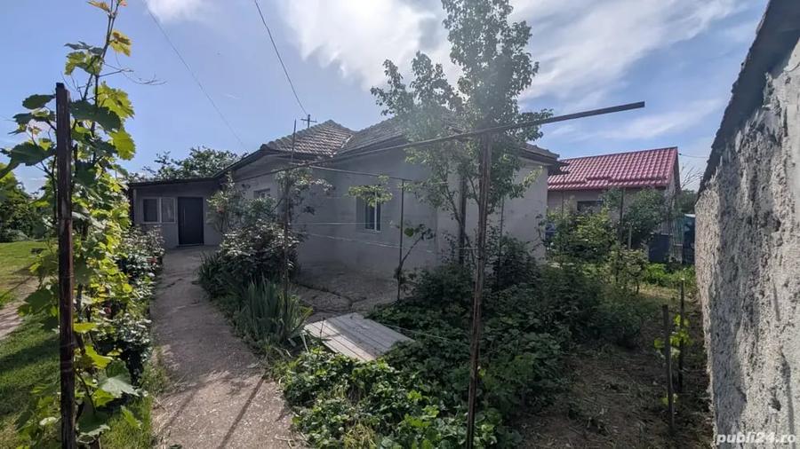 Casă cu 4 camere în Sinești
