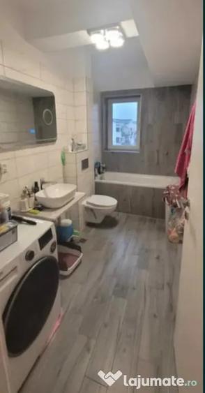 Apartament cu 3 camere decomandat în Tractorul