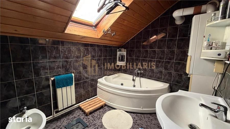 Casă cu 7 camere cu Teren 1800 Mp în Central