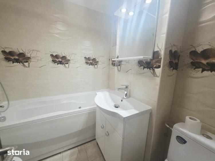 Apartament cu 3 camere decomandat în Tractorul