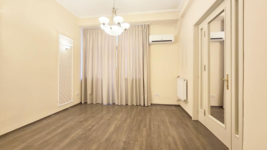 Apartament cu 3 camere semidecomandat în P-ța Unirii
