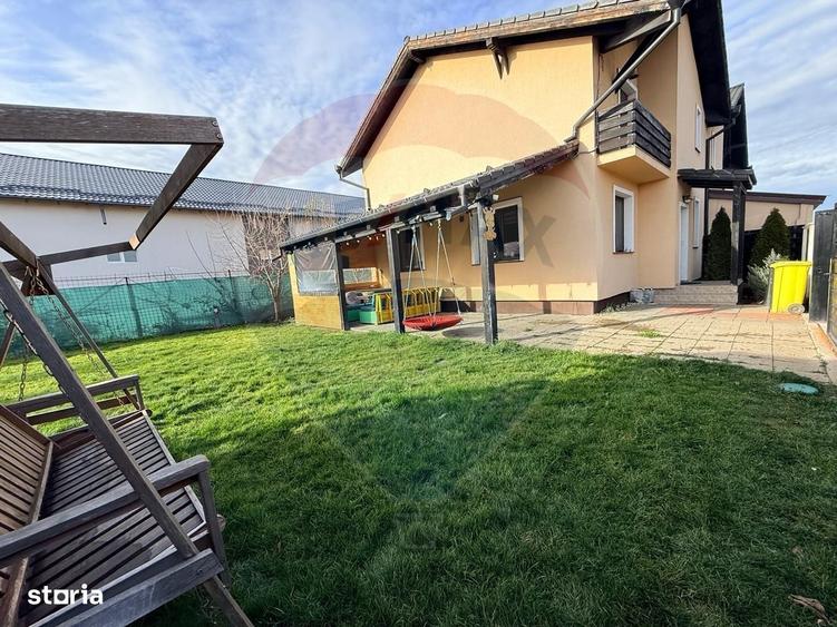 Casă cu 4 camere cu Teren 290 Mp în Sânpetru