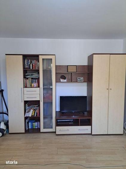 Apartament cu 3 camere semidecomandat în Rahova