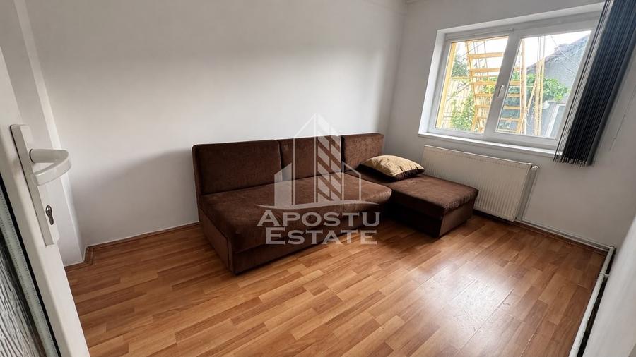 Apartament cu 3 camere semidecomandat în Lipovei