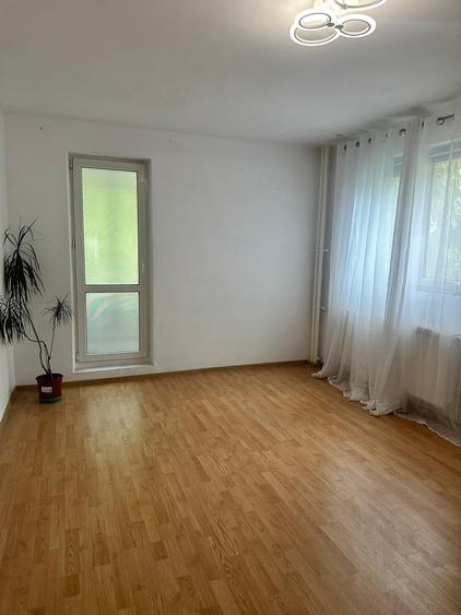 Apartament cu 3 camere decomandat în Obor