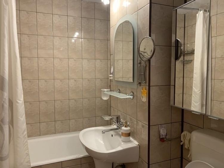 Apartament cu 3 camere decomandat, mobilat în P-ța Victoriei