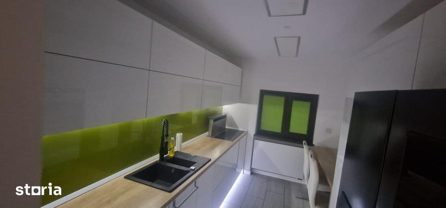 Apartament cu 4 camere decomandat în Central