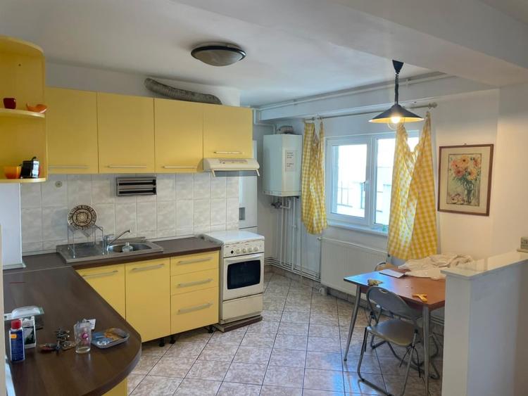 Apartament cu 4 camere decomandat, mobilat în Central