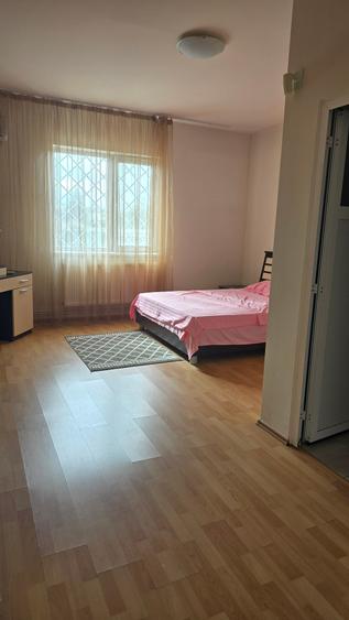 Casă individuală cu 10 camere cu Canalizare în Central