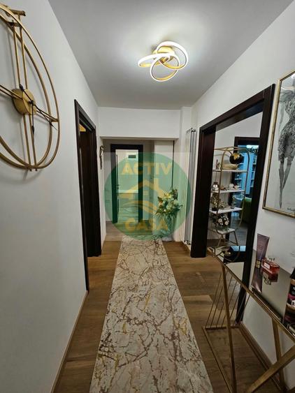 Apartament cu 4 camere decomandat în Est