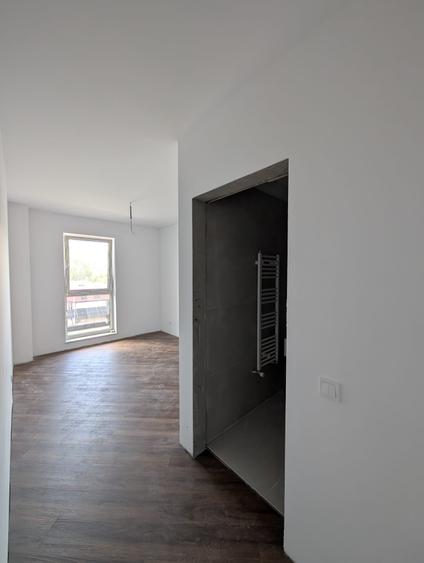 Apartament cu 3 camere semidecomandat în Florești