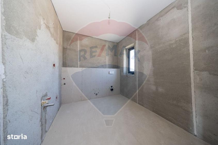 Casă cu 4 camere cu Teren 491 Mp în Noua
