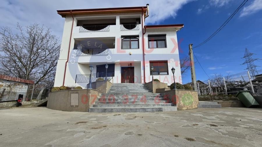 Casă cu 11 camere cu Garaj în Vest