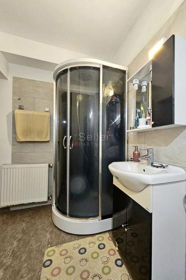 Apartament cu 3 camere decomandat, mobilat în Tractorul