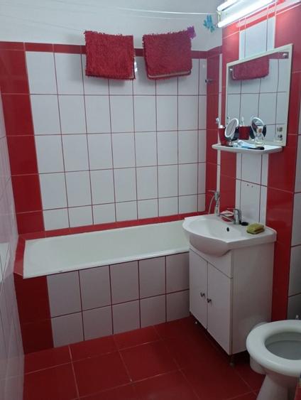 Apartament cu 3 camere decomandat în Runcu