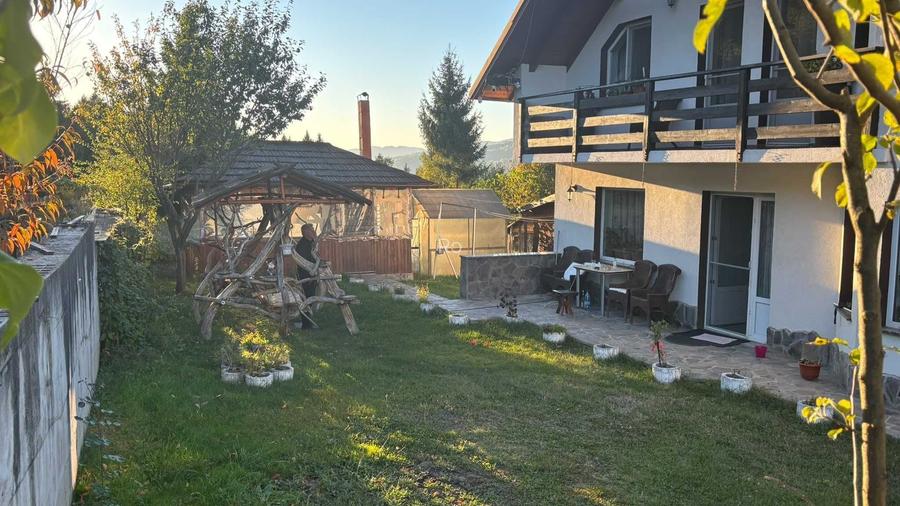 Vand casa, pretabil pensiune situata in Moisei, zona Purcaret