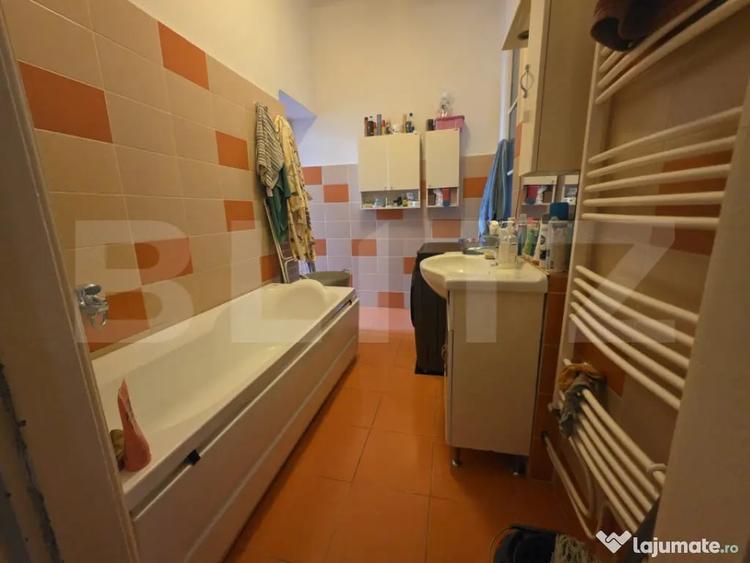 Apartament cu 3 camere semidecomandat în Central