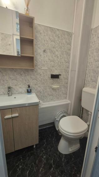 Apartament cu 3 camere semidecomandat în Obor