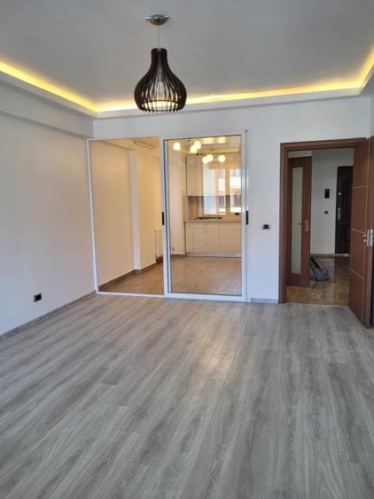 Apartament cu 3 camere decomandat în Tractorul