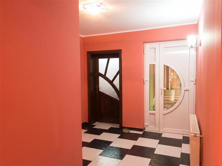 Casă individuală cu 7 camere cu Teren 700 Mp în Sud-Vest