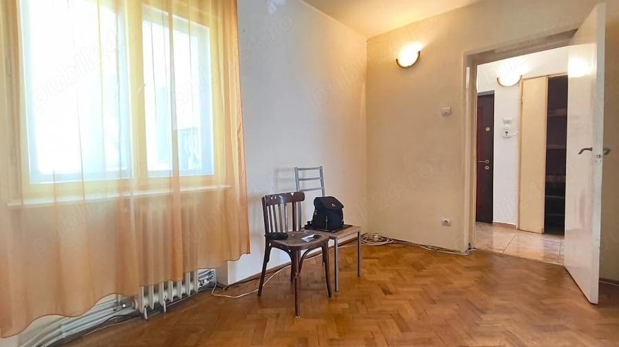 Apartament cu 4 camere semidecomandat în Piața Centrală