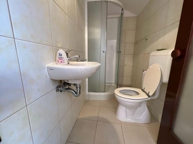 Casă individuală cu 10 camere cu Canalizare în Central