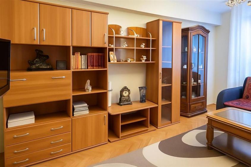 Apartament cu 3 camere decomandat în Valenta