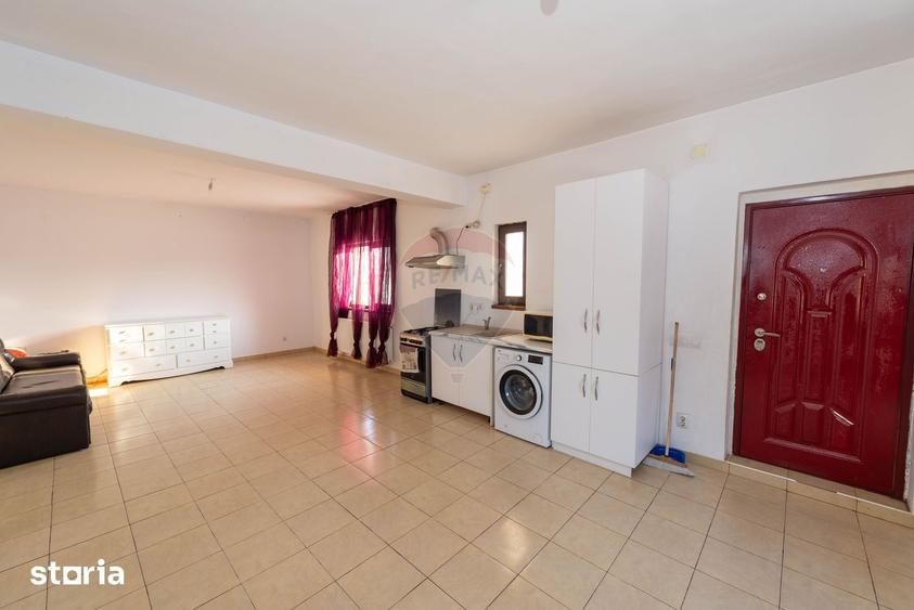 Casă cu 9 camere cu Teren 400 Mp în Central